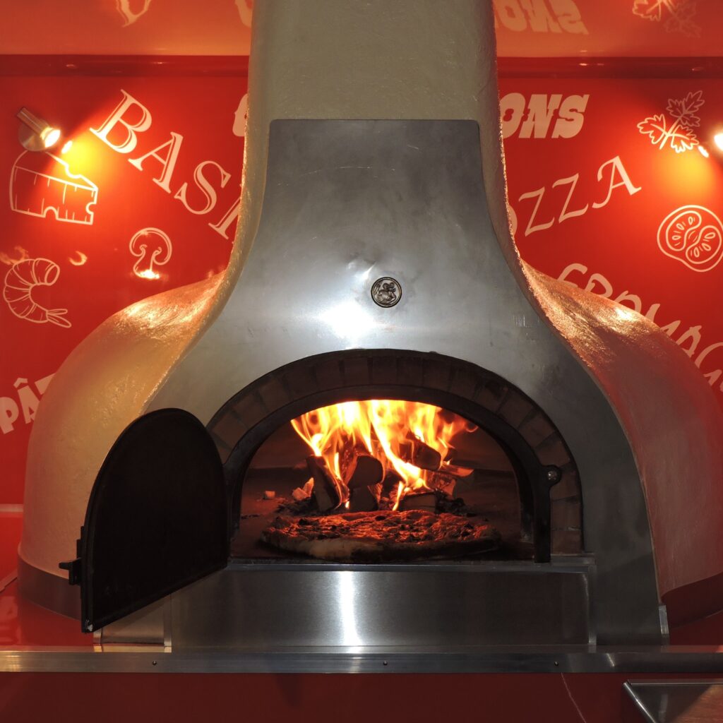 four à bois du camion à pizzas Acjp pizz sur Toulon